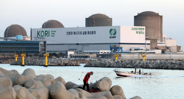 지난해 11월 13일 부산 기장군의 한 마을에서 바라본 고리원전 2호기(오른쪽 두번째). / 뉴시스