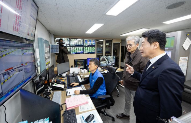 기후에너지환경부는 24일 전남 여수 유탑마리나호텔앤리조트에서 한국환경산업기술원과 함께 2026 녹색분류체계·전환금융 국제 토론회를 개최했다. 사진은 지난 7일 서울 종로구 종묘 공영주차장을 찾은 이오현 기후부 제2차관. / 기후부