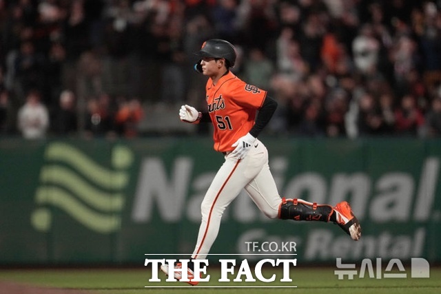 샌프란시스코 자이언츠 이정후가 8회말 솔로 홈런을 날린 뒤 다이아몬드를 돌고 있다. /샌프란시스코=AP.뉴시스