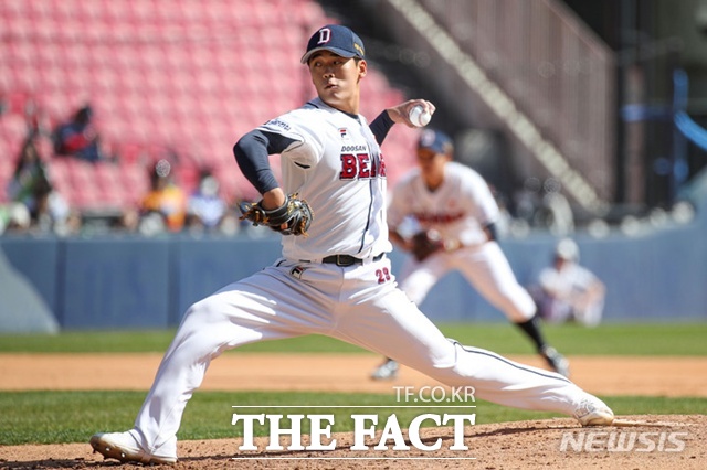 두산 베어스 이병헌은 25일 라이벌 LG 트윈스전에서 김택연이 부상으로 이탈한 마무리 역할을 하기 위해 등판했지만 승리를 지키지 못하고 무너졌다. /뉴시스