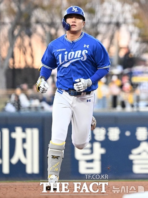 삼성 라이온즈 류지혁은 19일 LG 트윈스전 4회초 1사 2,3루에서 자신에게 굴러 온 땅볼을 정상적으로 처리했다. 그럼에도 팀 후배 원태인으로부터 험한 막말을 들어야 했다. /뉴시스