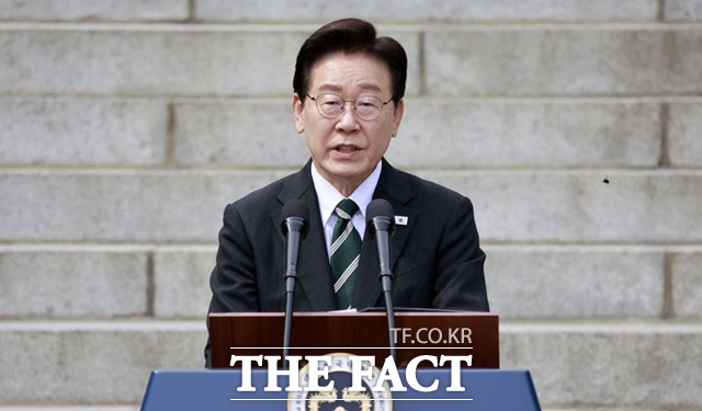 이재명 대통령이 28일 충남 아산 현충사에서 열린 충무공 이순신 장군 탄신 481주년 기념행사에서 축사를 하고 있다. /뉴시스