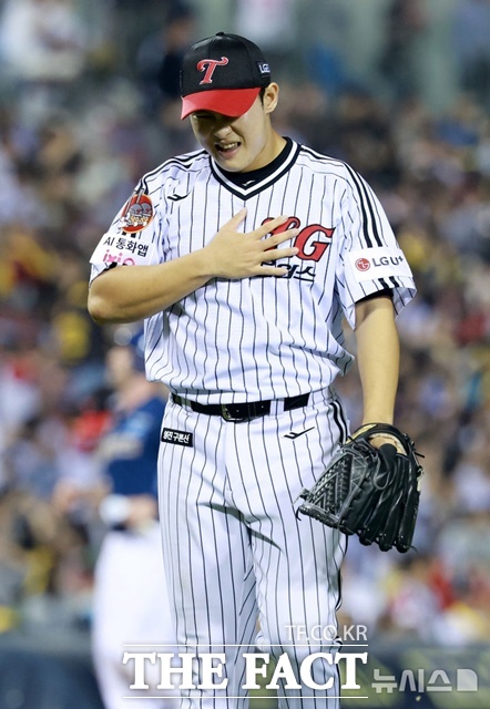 염경엽 LG 트윈스 감독은 유영찬 대체 후보로 김영우를 염두에 뒀지만 경험 부족과 제구 불안으로 기대에 부응하지 못하고 있다. /뉴시스