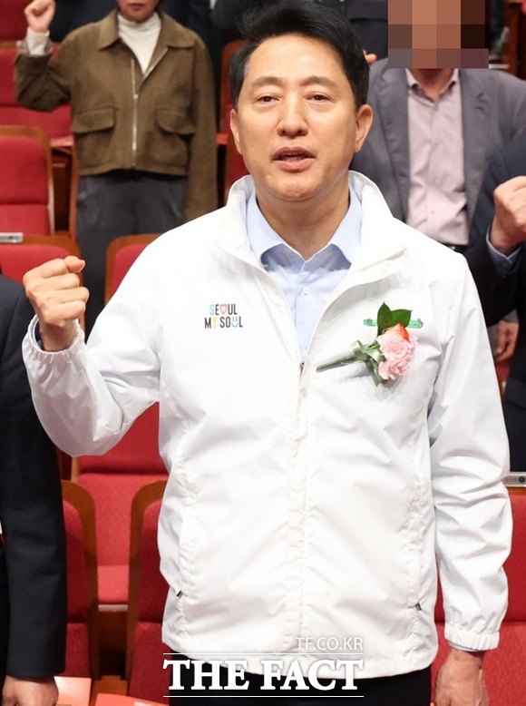 오세훈 국민의힘 서울시장 후보가 28일 오후 서울 영등포구 영등포아트홀에서 열린 한국노총 서울지역본부 136주년 세계노동절 기념식 및 서울지역 노동문화제에 참석해 임을 위한 행진곡을 제창하고 있다. /뉴시스