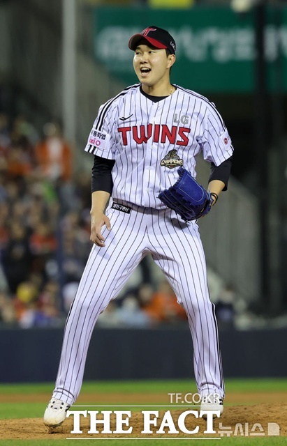 LG 트윈스는 마무리 투수 유영찬이 부상으로 이탈한 뒤 불펜 와해 조짐을 보이고 있다. 28일 kt wiz전에선 다 잡았던 경기를 내줬다. /뉴시스