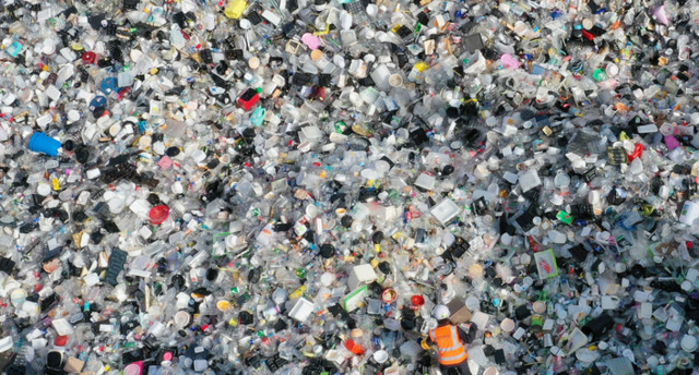 기후에너지환경부는 28일 ‘탈플라스틱 순환경제 전환 추진계획’을 국무회의에 보고했다. 사진은 지난 21일 경기 수원시 영통구 수원시자원순환센터에 집하된 플라스틱 재활용 쓰레기. / 뉴시스