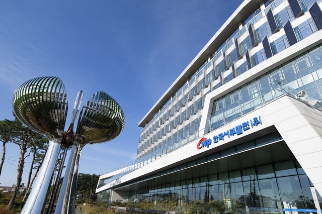 한국서부발전은 28일 중소벤처기업부와 동반성장위원회가 주관하는 ‘2025년 공공기관 동반성장 평가’에서 최우수 기관으로 선정됐다고 설명했다. 2023년 이후 3년 연속 최고 등급이다. / 서부발전