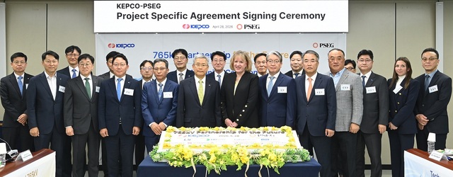 한국전력은 28일 서울 양재동 한전 아트센터에서 미국 에너지기업 퍼블릭서비스엔터프라이즈(PSEG)와 765kV 초고압 송전망 사업 협력을 위한 기술협력 계약을 체결했다. / 한전