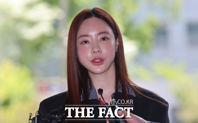 필라테스 강사 겸 인플루언서 양정원이 지난 4월29일 서울 강남경찰서에 사기 및 가맹사업법 위반 혐의 피의자 신분으로 출석하며 발언하고 있다. /뉴시스
