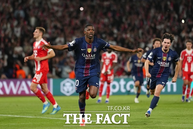 PSG의 공격수 우스만 뎀벨레가 29일 바이에른 뮌헨과 2025~2026 UCL 4강 1차전에서 전반 추가시간 팀의 세 번째 골을 넣은 후 세리머니를 펼치고 있다./파리=AP.뉴시스