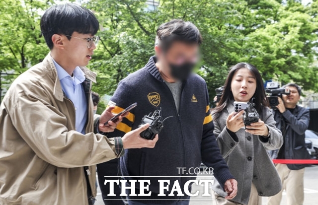 현직 경찰관에게 사건 수사 무마를 청탁한 혐의를 받는 양 씨의 남편 B 씨가 지난 22일 서울남부지법에서 열린 구속 전 피의자 심문(영장실질심사)에 출석하고 있다. /뉴시스