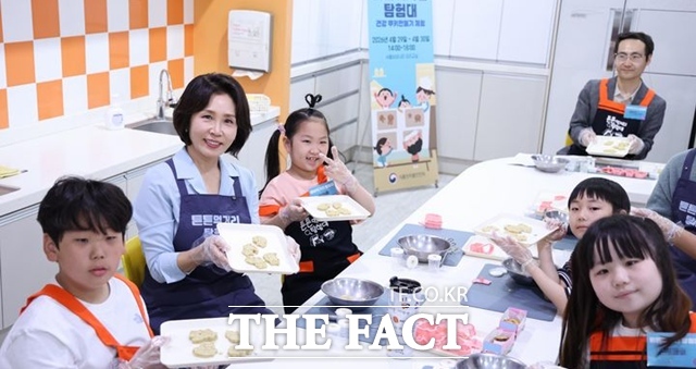 영부인 김헤경 여사가 29일 서울 광진구 어린이대공원 내 서울상상나라에서 열린 체험행사에서 아이들과 '희망쿠키'를 만들고 있다. /뉴시스