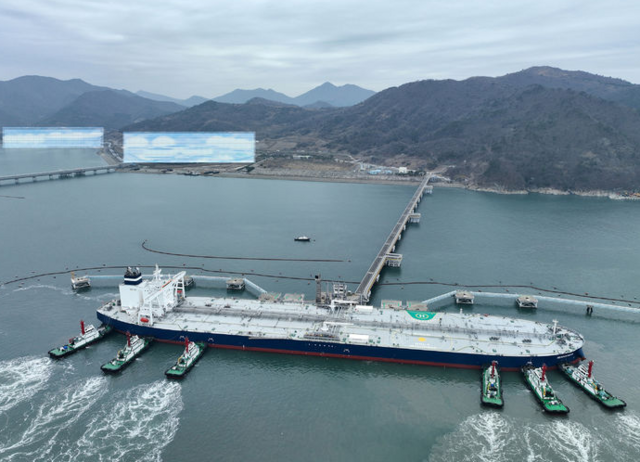 산업통상부는 30일 중동전쟁 대응본부 브리핑을 열고 원유 수급 대응 등 주요 현안을 점검했다. 사진은 지난달 25일 여수비축기지. / 한국석유공사