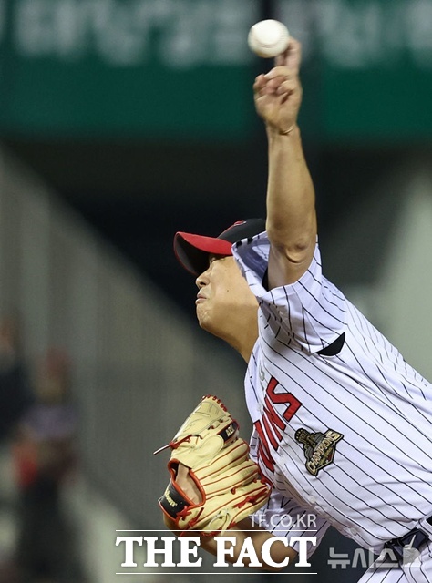 LG 트윈스 함덕주는 30일 kt전서 9회말 마지막 수비를 힘겹게 무실점으로 막고 감격적인 세이브를 올렸다. /뉴시스