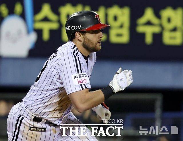 LG 트윈스 오스틴 딘은 30일 kt wiz전서 8회초 홈으로 뛰어들다 넘어져 득점에 실패했다. /뉴시스