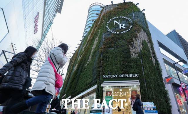 올해도 서울에서 가장 땅값이 비싼 곳은 서울 명동 네이처 리퍼블릭 부지인 것으로 나타났다.  /뉴시스