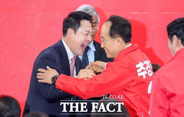 장동혁 국민의힘 대표와 추경호 대구시장 예비후보가 3일 대구 수성구 선거사무소 개소식에서 포옹하고 있다. /뉴시스