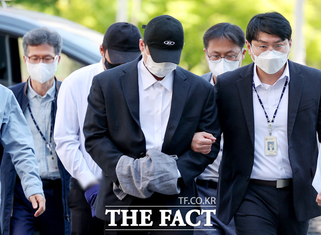 고 김창민 영화감독을 폭행해 숨지게 한 피의자가 4일 오전 경기 의정부지방법원 남양주지원에서 열린 구속 전 피의자 심문(영장실질심사)에 출석하고 있다. /뉴시스