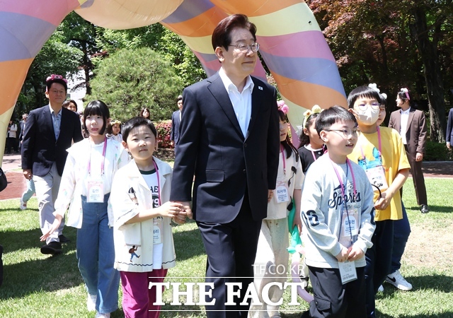 이재명 대통령이 5일 어린이날을 맞아 개최한 '어서 와, 청와대는 처음이지' 행사에서 아이들과 함께 이동하고 있다. /뉴시스
