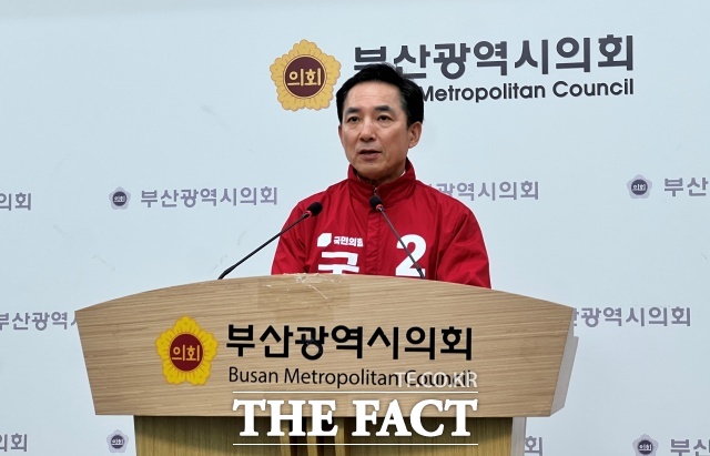 보수 진영 내에서는 단일화만이 승리를 위한 유일한 돌파구라는 분석이 지배적이다. 사진은 국민의힘 부산 북구갑 보궐선거 후보로 확정된 박민식 전 국가보훈부 장관이 6일 부산시의회 브리핑룸에서 기자회견을 열고 북구갑 보궐선거에 공식 출마 선언을 하고 있는 모습. /뉴시스