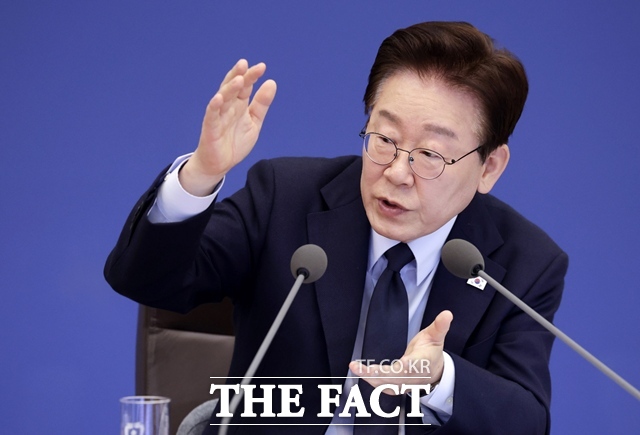 이재명 정부가 KTX와 SRT를 하나로 연결해 운행하는 '시범 중련열차'를 도입한다. 사진은 이재명 대통령이 지난 6일 청와대에서 주재한 제20회 국무회의 겸 제7차 비상경제점검회의에서 발언하고 있다. /뉴시스