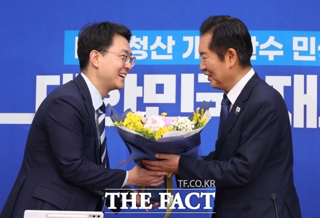 박지원 더불어민주당 최고위원과 임문영 국가인공지능전략위원회 부위원장이 6일 민주당 발탁인재로 영입됐다. 사진은 정청래 더불어민주당 대표가 지난해 9월 19일 오전 서울 여의도 국회에서 열린 최고위원회의에서 박지원 평당원 최고위원에게 꽃다발을 전달하고 있는 모습. /뉴시스