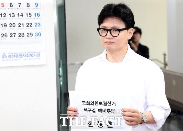 6·3 전국동시지방선거와 함께 치러지는 국회의원 재보궐선거 승부처로 떠오른 '부산 북구갑'의 대진표가 완성되면서, 보수 진영의 '단일화' 이슈가 최대 화두로 떠올랐다. 사진은 한동훈 전 국민의힘 대표가 4일 부산 북구선거관리위원회에서 부산 북갑 국회의원 보궐선거 예비후보 등록을 하고 있는 모습. /뉴시스