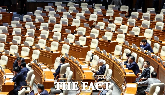 7일 서울 여의도 국회에서 열린 제435회 국회(임시회) 제1차 본회의에서 대한민국 헌법 개정안에 대해 투표가 진행되고 있다. 국민의힘은 이날 본회의에 불참해 투표가 불성립됐다. /뉴시스
