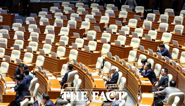 7일 서울 여의도 국회에서 열린 제435회 국회(임시회) 제1차 본회의에서 대한민국 헌법 개정안에 대해 투표가 진행되고 있다. 국민의힘은 이날 본회의에 불참해 투표가 불성립됐다. /뉴시스