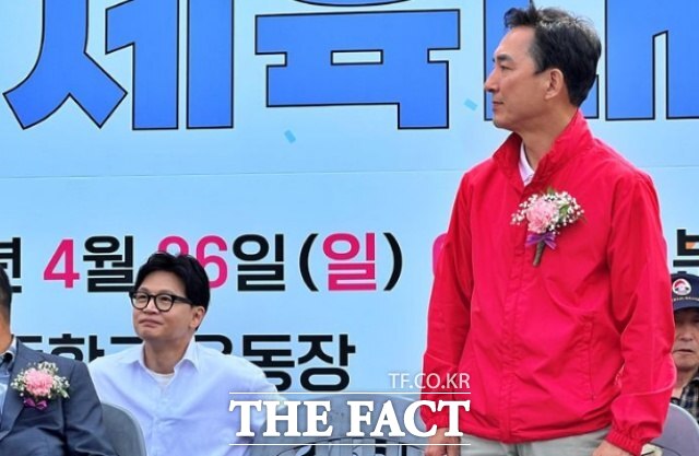 오는 10일, 6·3 재보궐선거의 최대 격전지이자 '보수 단일화'가 막판 변수로 떠오른 부산 북구갑에서 이색적인 풍경이 펼쳐진다. 사진은 지난 4월 26일 부산 북구 구포초 제42회 총동창회 한마음 체육대회 개막식에 참석한 한 후보와 박 후보. /뉴시스
