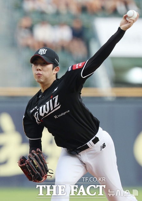 kt wiz 오원석은 8일 키움 히어로즈전에서 7이닝 동안 84개의 경제적인 투구 수를 기록하며 무실점으로 승리 투수가 됐다. /뉴시스