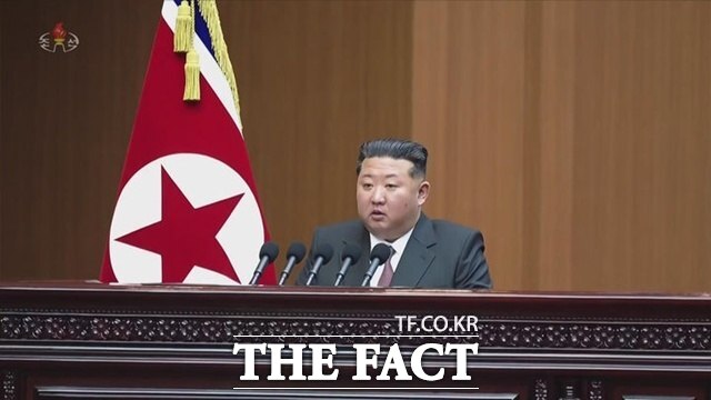 오늘(6일) 정부서울청사에서 열린 통일부 기자단 대상 언론간담회에서 공개된 북한 새 헌법 전문에 따르면 북한이 북측 지역만 영토로 규정한 영토 조항을 신설하고, 조국통일 조항을 삭제했다. 사진은 김정은 북한 국무위원장이 발언하는 모습. /뉴시스, 조선중앙TV 갈무리