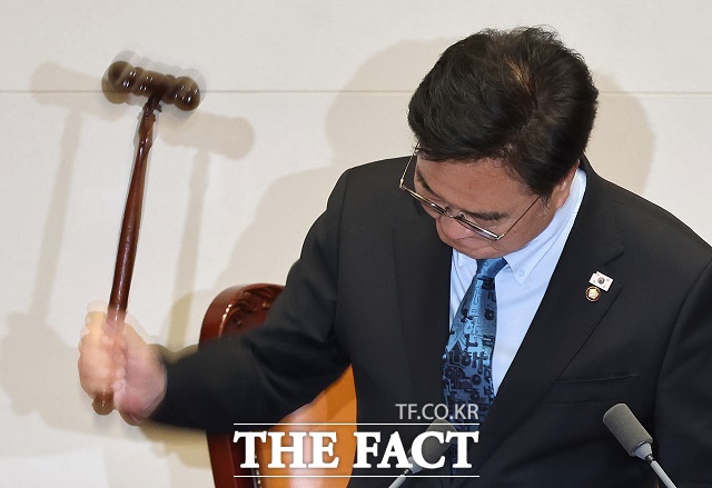 우원식 국회의장이 8일 오후 서울 여의도 국회에서 열린 제435회국회(임시회) 제2차 본회의에서 진보 여권 주도 헌법개정안 의결 시도에 대해 필리버스터로 대응하겠다는 뜻을 밝힌 국민의힘을 강하게 비판하며, 본회의 산회 선포를 하고 있다. /뉴시스