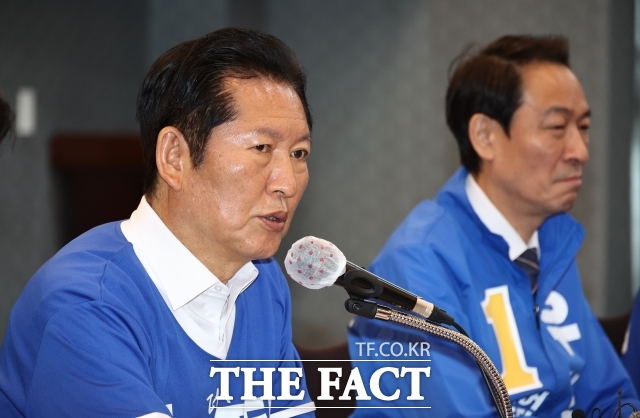 정청래(왼쪽) 더불어민주당 대표 겸 중앙선거대책위원회 총괄 상임 위원장이 11일 오전 강원도 춘천시 동면 춘천스카이컨벤션 웨딩홀에서 열린 현장 중앙선거대책위원회의에서 발언을 하고 있다. /뉴시스