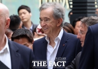  아르노 LVMH 회장, 방한 일정 시작…신세계백화점 본점 방문