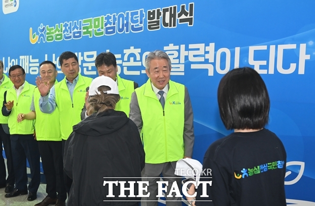 강호동 농협중앙회 회장이 대학생 봉사단을 환송하고 있다. /뉴시스