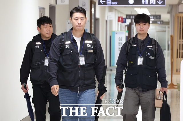 최승호 초기업노조삼성전자지부 위원장 등 노조 측 교섭위원들이 12일 정부세종청사 중앙노동위원회에서 열린 2차 사후조정 회의에 참석하고 있다. /뉴시스
