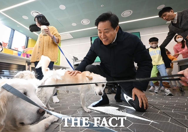 오세훈 국민의힘 서울시장 후보가 '반려동물 공약'을 발표했다. 사진은 지난 2023년 오세훈 서울시장이 동대문구 서울동물복지지원센터 동대문 개소식에서 어린이들과 반려동물 보호교육에 참여하고 있다는 모습이다. /뉴시스