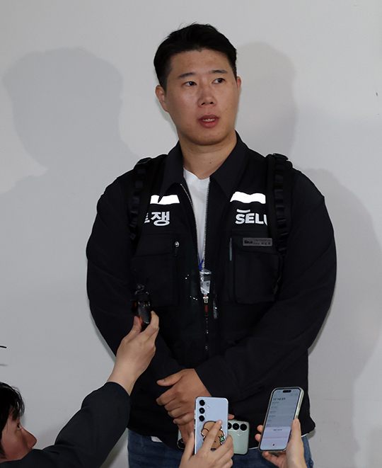 최승호 초기업노조 삼성전자지부 위원장이 13일 정부세종청사 중앙노동위원회에서 2차 사후조정회의를 마친 뒤 최종 결렬을 선언하고 있다./뉴시스