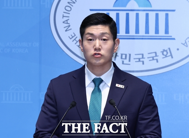 김재섭 국민의힘 의원이 13일 오전 서울 여의도 국회 소통관에서 정원오 더불어민주당 서울시장 후보가 과거 경찰과 민간인 폭행으로 유죄 판결을 받은 사건과 관련해 기자회견을 하고 있다. /뉴시스