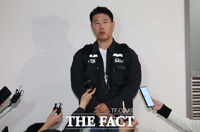 최승호 초기업노조삼성전자지부 위원장이 13일 정부세종청사 중앙노동위원회에서 2차 사후조정 회의를 마친 뒤 최종 결렬을 선언하고 있다. /뉴시스
