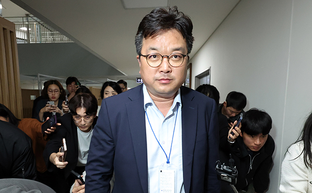 삼성전자 사측 대표교섭위원인 김형로 부사장이 13일 2차 사후조정회의를 마친 뒤 정부세종청사 중앙노동위원회를 나서고 있다./뉴시스