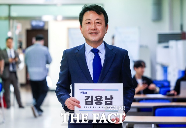 조국혁신당은 지난 1월 더불어민주당의 합당 제안 이후 민주진보 진영 통합을 지속적으로 주장해왔다. 사진은 김용남 민주당 평택을 후보가 지난 14일 경기 평택시선거관리위원회에 후보자 등록을 하고 있는 모습. /뉴시스