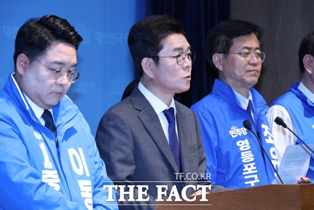 정원오 더불어민주당 서울시장 예비후보 캠프는 14일 오세훈 국민의힘에게 허위·왜곡 네거티브 공세를 중단하라고 밝혔다. 정 후보와 서울지역 구청장 후보들이 지난 13일 오전 서울 여의도 국회 소통관에서 공약발표 기자회견을 하고 있다./뉴시스