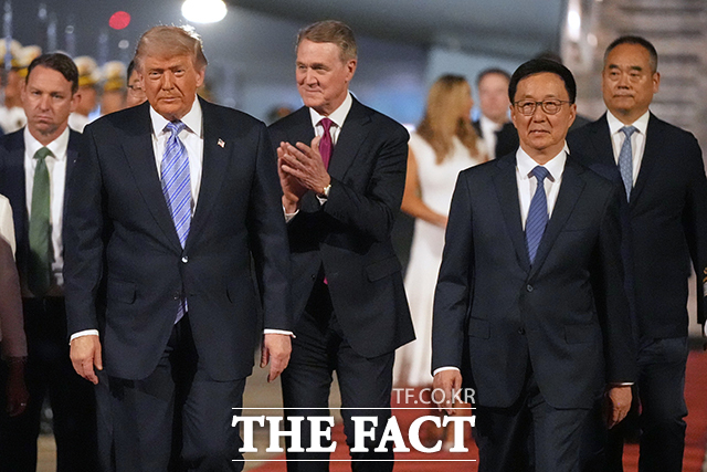 시진핑 중국 국가주석과 정상회담을 위해 중국을 방문한 도널드 트럼프 미국 대통령(왼쪽 두 번째)이 13일(현지시간) 베이징 서우두 국제공항에 도착해 한정 중국 국가부주석의 영접을 받고 있다. /AP.뉴시스