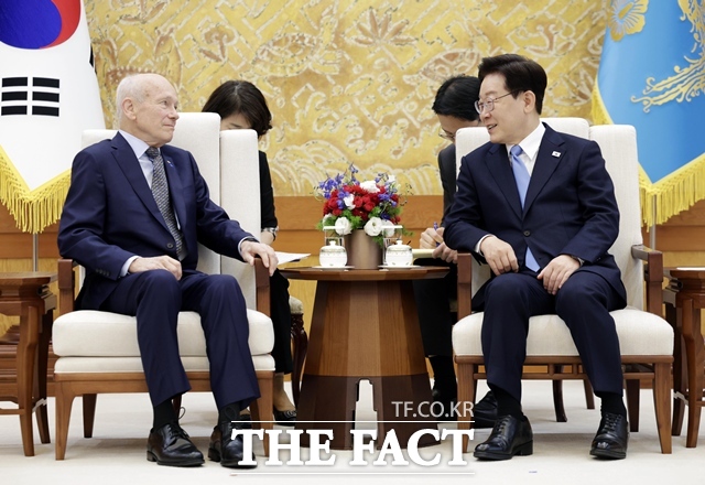 이재명 대통령이 15일 청와대에서 피터 하윗 미국 브라운대 명예교수를 접견하고 있다. /뉴시스