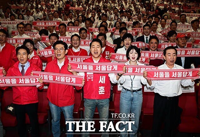 당 지도부는 장동혁 대표를 상임선대위원장으로 하는 '국민무시 심판 공소취소 저지 선대위' 인선을 발표했지만, 공동선대위원장으로 내정된 우재준 최고위원이 즉각 반발했다. 사진은 오세훈 국민의힘 서울시장 후보와 배현진 서울시당 위원장이 지난달 30일 국회의원회관에서 열린 지방선거 국민의힘 서울시당 필승결의 및 공천자대회에 참석해 구호를 외치는 모습. /배정한 기자
