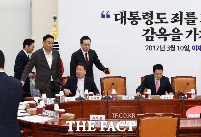 6·3 지방선거를 앞두고 국민의힘 내부에서 공동선거대책위원회 구성을 둘러싼 파열음이 터져 나왔다. 사진은 장동혁 국민의힘 대표가 13일 오전 서울 여의도 국회에서 열린 비공개 최고위원회의에 참석하고 있는 모습. /뉴시스