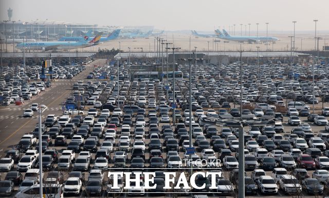 인천국제공항공사가 국토교통부의 공항 주차장 감사 결과에 대해 15일 사과했다. 사진은 지난 2월 설 연휴기간의 인천공항 주차장. /뉴시스