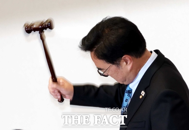 국회는 지난 7일 국회 본회의에 개헌안을 상정했으나 국민의힘이 투표에 참여하지 않으면서 무산됐다. 사진은 우원식 국회의장이 지난 8일 오후 서울 여의도 국회에서 열린 제435회국회(임시회) 제2차 본회의에서 국민의힘의 대한민국헌법 개정안 표결 불참과 민생법안 필리버스터 신청에 유감을 표명하며 의사봉을 내리치고 있는 모습. /뉴시스